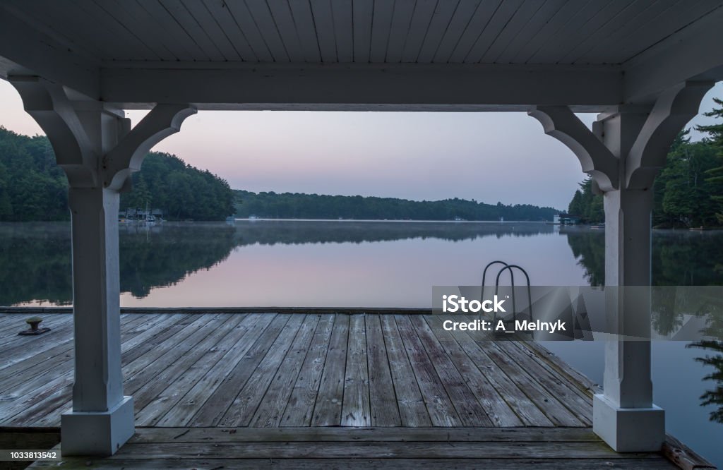 Dok s výhledem na jezero za úsvitu. - Bez autorských poplatků Jezero - Stojatá voda Stock fotka Dok s výhledem na jezero za úsvitu. - Bez autorských poplatků Jezero - Stojatá voda Stock fotka