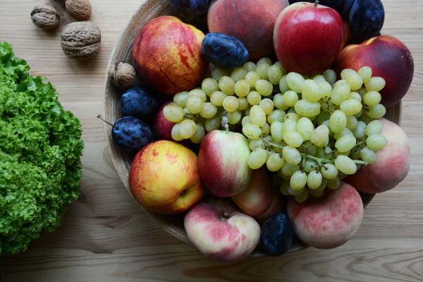 フルーツ ボウル - fruit vegetable fruit bowl peaches ストックフォトと画像