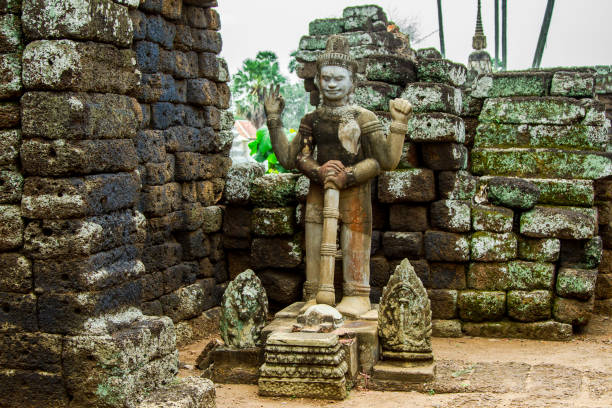 nokor bachey pagoda, kampong cham, camboya - cham mask fotografías e imágenes de stock