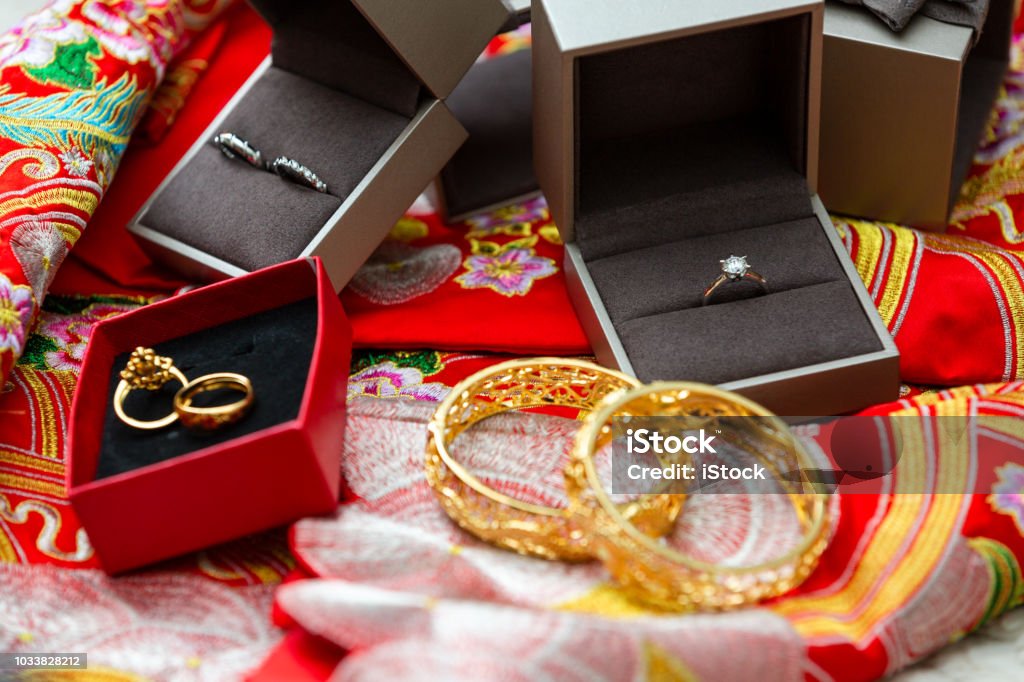 Hemgift för kinesiska Bröllop: guld ring, guld armband, ring diamantring - Royaltyfri Hemgift Bildbanksbilder