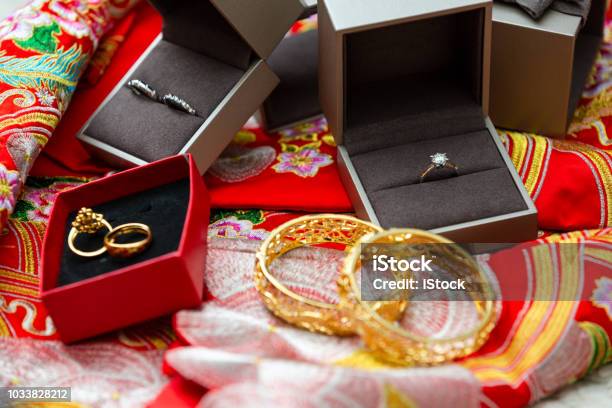 Hemgift För Kinesiska Bröllop Guld Ring Guld Armband Ring Diamantring-foton och fler bilder på Hemgift