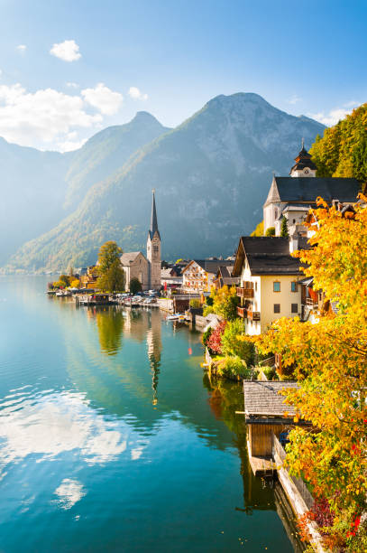 berühmte hallstatt dorf in österreich. - österreich stock-fotos und bilder