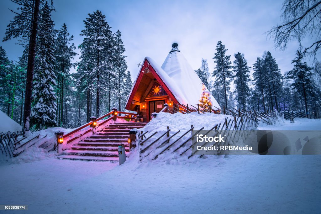 Rovaniemi - 16 de diciembre de 2017: pueblo de Santa Claus de Rovaniemi, Finlandia - Foto de stock de Rovaniemi libre de derechos