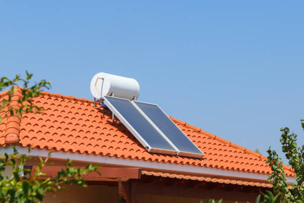 panel de la calefacción de agua solar y colector de agua en el techo de la casa. - hot spring fotografías e imágenes de stock