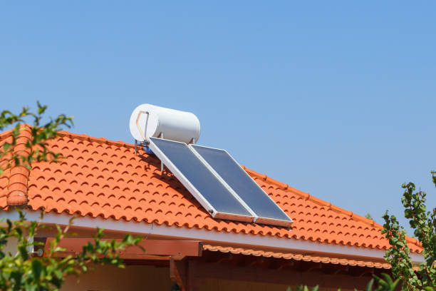 太陽熱温水暖房パネルと水コレクターの家の屋根の上。 - tile able ストックフォトと画像