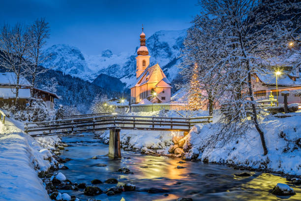 iglesia de ramsau en invierno crepúsculo, baviera, alemania - christmas landscape fotografías e imágenes de stock