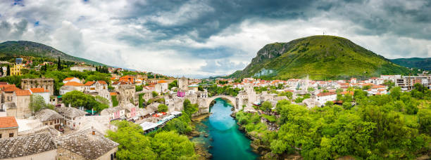 altstadt von mostar mit der berühmten alten brücke (stari most), bosnien und herzegowina - mostar stock-fotos und bilder