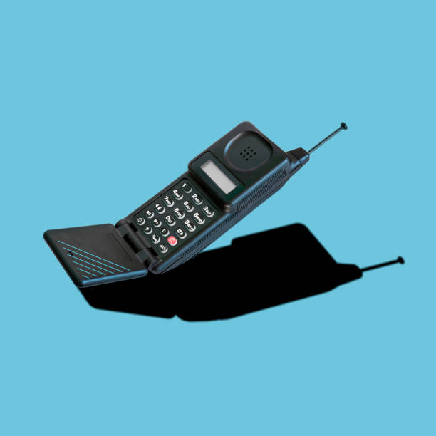 stary 90s klasyczny analogowy telefon komórkowy flip - 90’s zdjęcia i obrazy z banku zdjęć