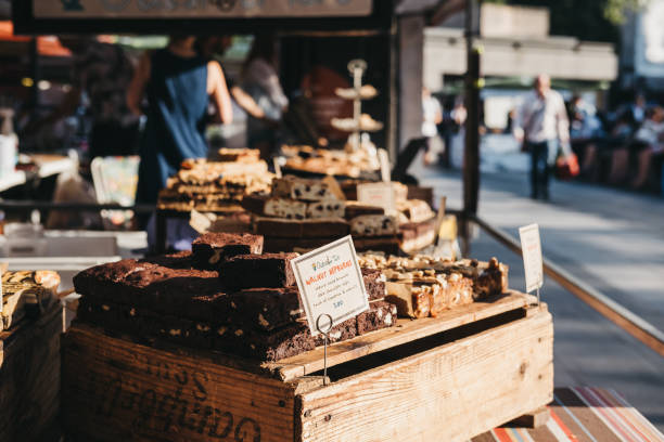 postres caseros en venta en la estación de king cross en londres, reino unido. - indulgence chocolate cheesecake small fotografías e imágenes de stock