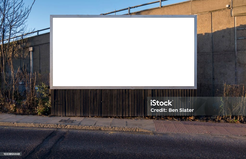 Özelleştirme bir kentsel konumda için boş billboard - Royalty-free Reklam Panosu - Ticari Tabela Stok görsel