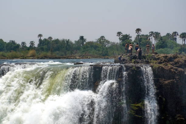 gens en haut des chutes victoria - victoria falls waterfall zimbabwe zambia photos et images de collection