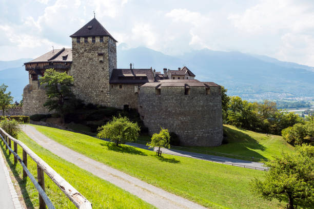 château médiéval à vaduz (liechtenstein) - vaduz photos et images de collection