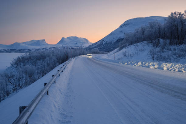 visa på vägen mot abisko by i den norra delen av sverige. landskap av polcirkeln området vintertid. - fjäll sjö sweden bildbanksfoton och bilder