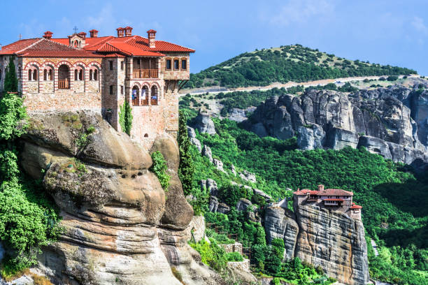 i monasteri greci di meteora - meteora monk monastery greece foto e immagini stock