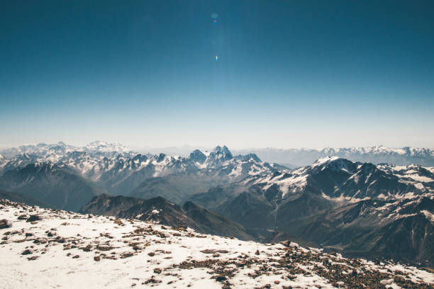 widok z lotu ptaka krajobraz od szczytu górskiego elbrus do gór wielkiego kaukazu zakres błękitne niebo wspinaczka podróż spokojna przyroda dzika przyroda spokojna scena atmosferyczny słoneczny dzień 5621m wysokość - sunny day mountain mountain range winter zdjęcia i obrazy z banku zdjęć