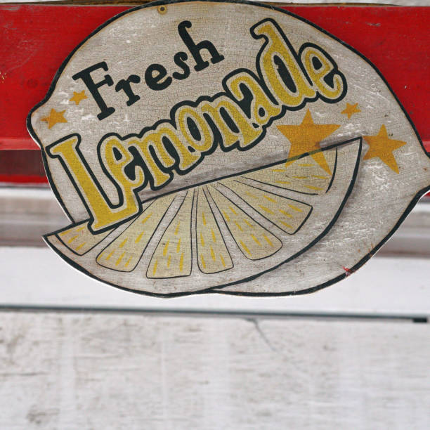 ビンテージの新鮮なレモネード スタンド サイン - retro revival lemonade stand old fashioned lemonade ストックフォトと画像