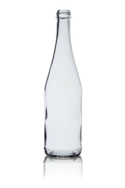 pusta butelka z przezroczystego szkła z odbiciem odizolowanym na białym tle - isolated on white bottle alcohol alcoholism zdjęcia i obrazy z banku zdjęć
