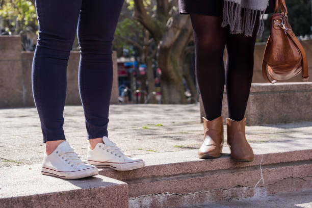 duas mulheres lésbicas abraçando - foto de acervo