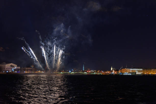 夜にネヴァ川に花火。サンクトペテルブルク、ロシア - wintry landscape flash ストックフォトと画像