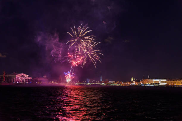 夜にネヴァ川に花火。サンクトペテルブルク、ロシア - wintry landscape flash ストックフォトと画像