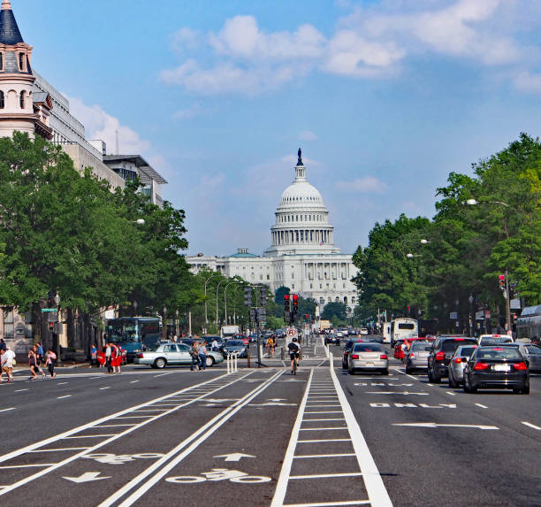 constitution avenue a washington, dc, verso il campidoglio - washington street foto e immagini stock