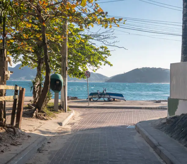 Photo of Geribá beach from the street to Ferradurinha fishing boat