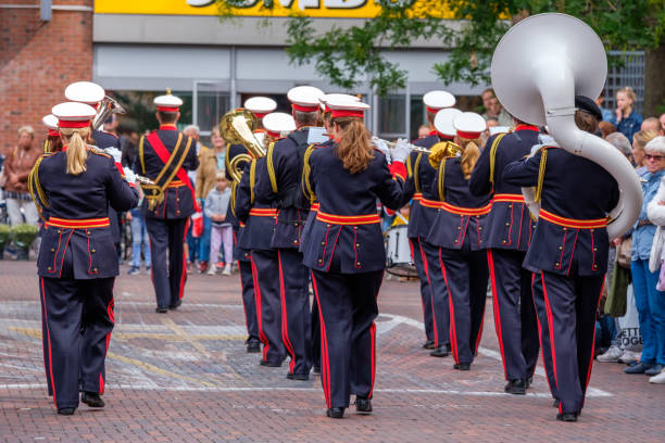 musicisti colorati in belle uniformi marciano per le strade di delft, nei paesi bassi. - marching band trumpet bugle marching foto e immagini stock