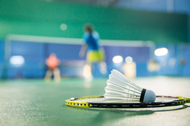 badmintonplätze mit spielern konkurrierende - federball stock-fotos und bilder