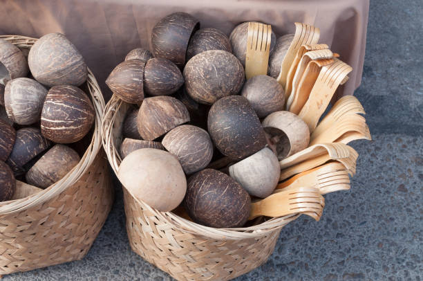 제품 시장에서 조각 하는 코코넛 껍질, 코코넛 껍질에서 담그는 만든 - selling merchandise craft thailand 뉴스 사진 이미지