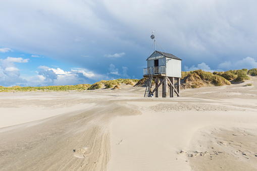 Refugio para náufragos varados en la playa de Terschelling, Países Bajos, en neerlandés llamado 'drenkelingenhuisje'. photo