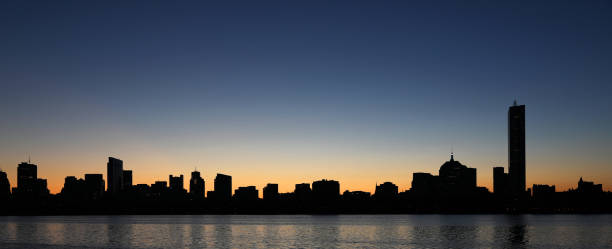 skyline de boston et de la charles river à l’aube - boston skyline charles river river photos et images de collection