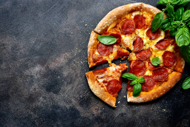 peperoni tradizionali della pizza italiana - salami prosciutto italian culture food foto e immagini stock