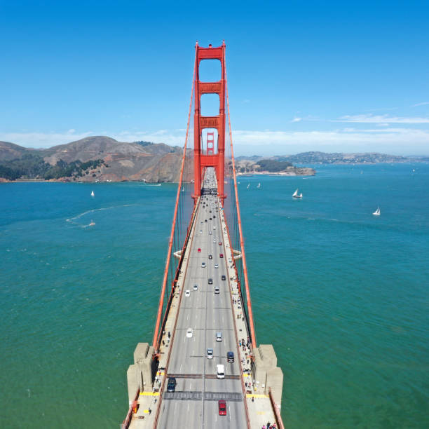 ponte golden gate, san francisco, califórnia, eua - traffic car travel golden gate bridge - fotografias e filmes do acervo