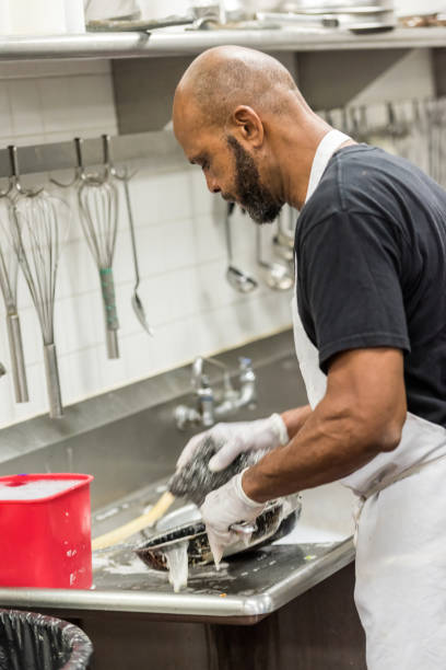 pracownik kuchni restauracji - washing dishes restaurant manual worker commercial kitchen zdjęcia i obrazy z banku zdjęć