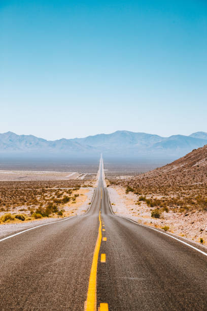 classica vista sull'autostrada nell'ovest americano - panoramic california mountain range southwest usa foto e immagini stock
