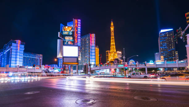 las vegas, nevada, usa. 5-28-17: skyline di las vegas di notte. - welcome to fabulous las vegas sign immagine foto e immagini stock