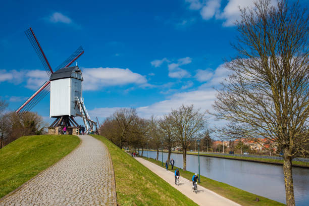 風車とベルギーの歴史と美しいブルージュの町の運河 - belgium bruges windmill europe ストックフォトと画像