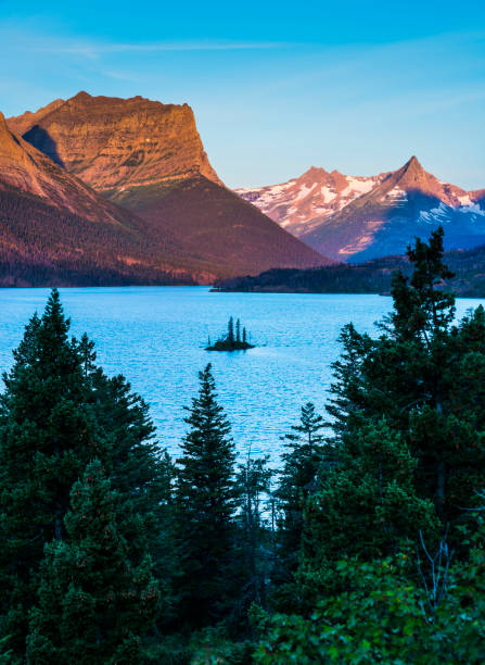 hermoso amanecer en la isla del ganso salvaje, glaciar del parque nacional, montana, usa. - sunrise cloudscape us glacier national park vertical fotografías e imágenes de stock