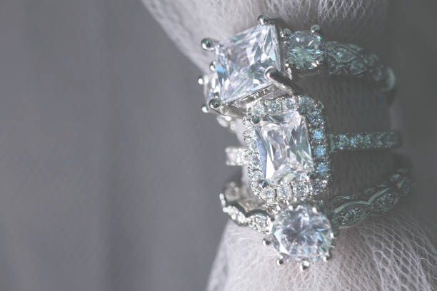 cluster stack von mehreren diamanten hochzeit verlobungsringe in einer gruppe - einige gegenstände mittelgroße ansammlung stock-fotos und bilder