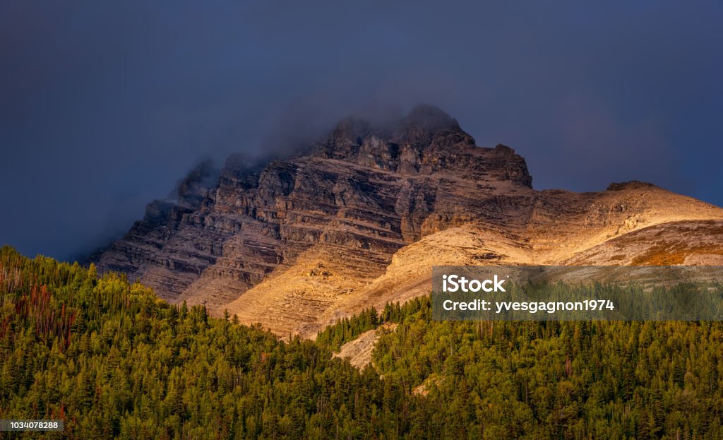 Montanha rochosa do sol - Foto de stock de Alberta royalty-free