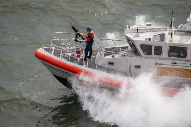 патрульный катер береговой охраны сша - usa coast guard ship nautical vessel стоковые фото и изображения