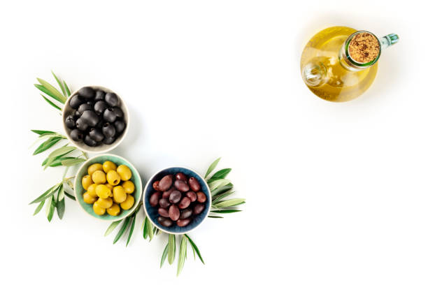накладные фото различных оливок в миски и крупы оливкового масла на белом с копией пространства - cruet стоковые фото и изображения
