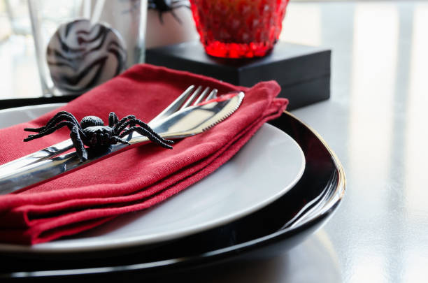крупным планом настройки стола хэллоуина в красных черных цветах. счастливая концепция вечеринки хэллоуина. - napking ring стоковые фото и изображения