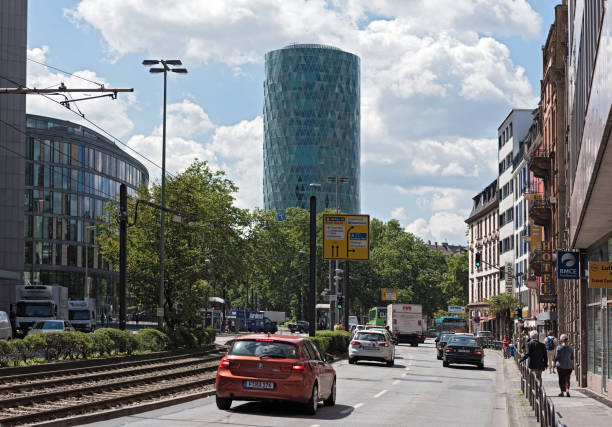 westhafen tower i baseler platz square we frankfurcie, niemcy - frankfurt contemporary architecture beauty zdjęcia i obrazy z banku zdjęć