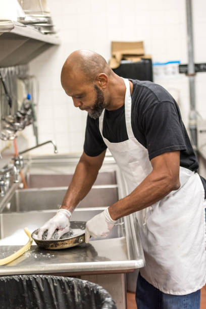 pracownik kuchni restauracji - washing dishes restaurant manual worker commercial kitchen zdjęcia i obrazy z banku zdjęć