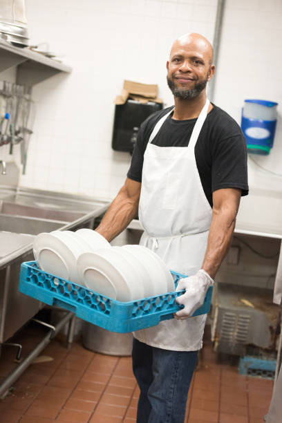 pracownik kuchni restauracji - washing dishes restaurant manual worker commercial kitchen zdjęcia i obrazy z banku zdjęć