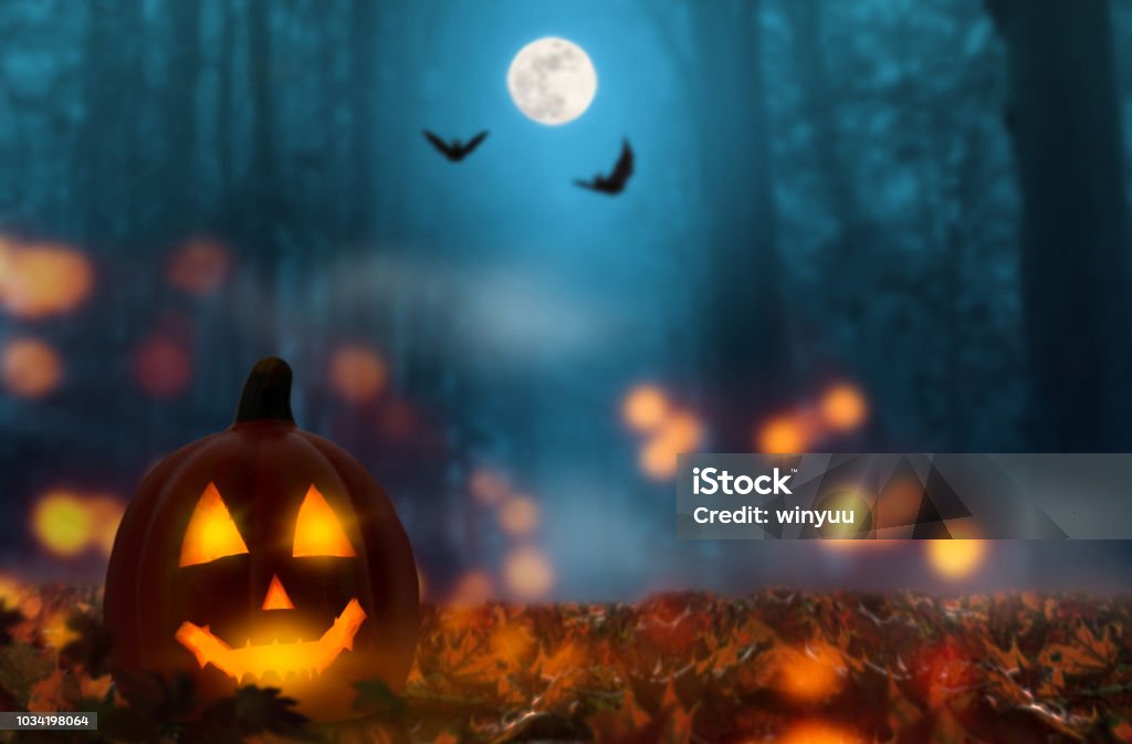 Jack linterna en la noche de halloween - Foto de stock de Halloween libre de derechos