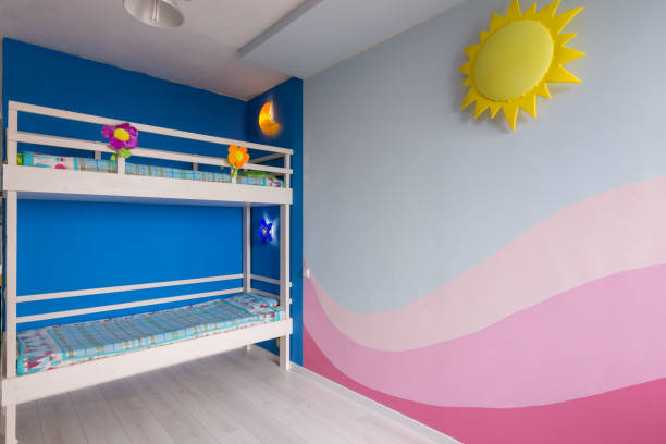 interno di una stanza per bambini per due ragazze dopo la riparazione, parete dipinta e letto a castello - wall plasterboard vehicle interior indoors foto e immagini stock