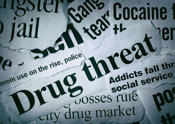 ułożone nagłówki gazet wszystkie do czynienia z problemami narkotykowymi - cutting cocaine zdjęcia i obrazy z banku zdjęć