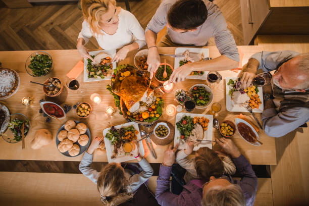 выше вид расширенной семьи говорить на ужин благодарения. - christmas food dinner turkey стоковые фото и изображения